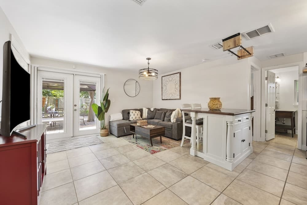 Charming Home in Heart of Downtown Pet Friendly!