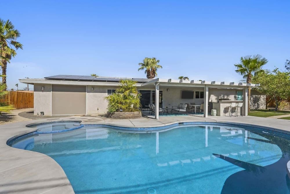 3 BDR Desert Oasis in the Heart of Palm Springs!