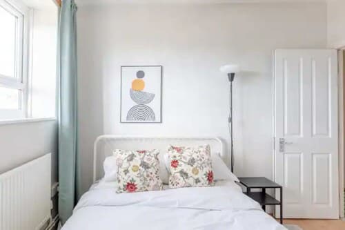 Cosy 4BD Flat W/private Balcony - Nine Elms!