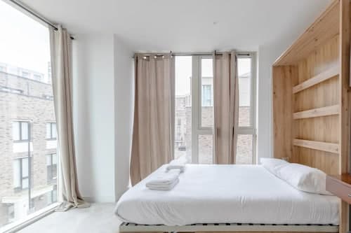 Charm & Convenience 3 Bed Near Excel London
