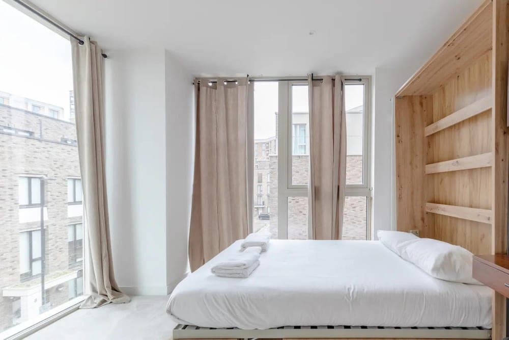 Charm & Convenience 3 Bed Near Excel London