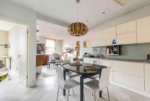 Modern Central 3-brs House With 3 Bths 2 Hottube