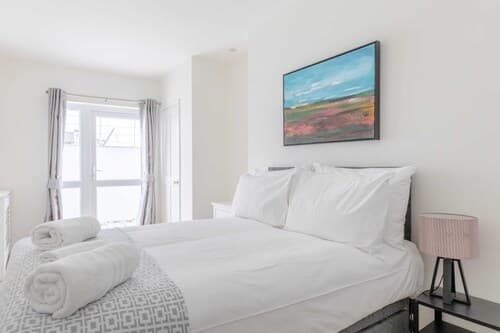 Beautifully Presented 2BD Flat W/patio- Kensington