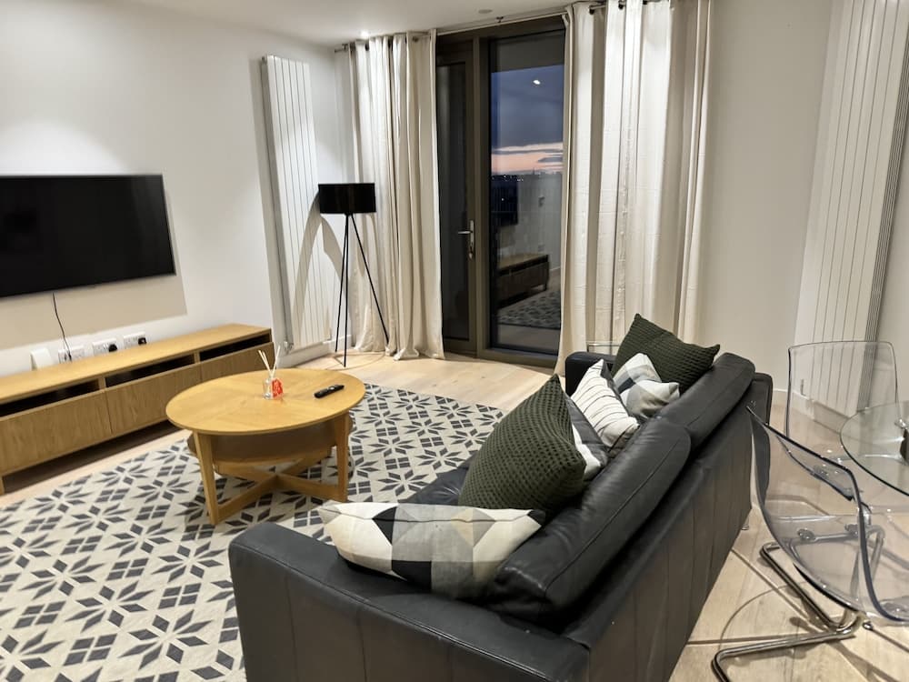 Docklands Stunning 2 bed Apartment London