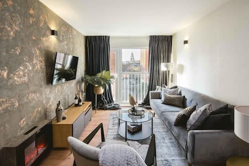 Luxe Living in a 2-bedroom Canary Wharf Haven