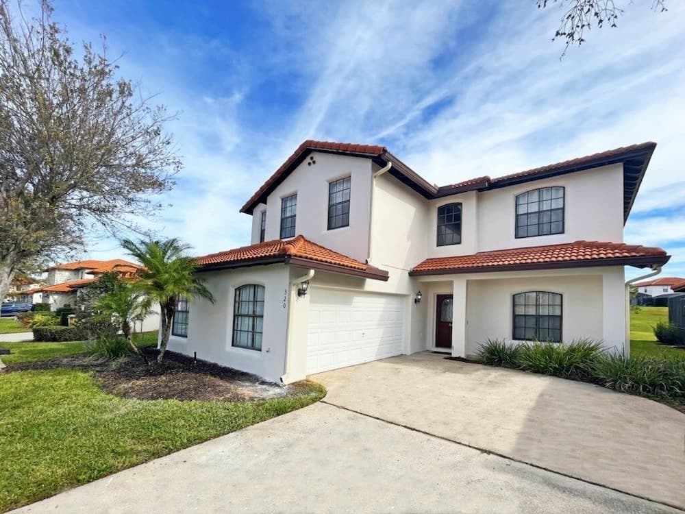 Hidden Gem 5 Bedroom Home by RedAwning