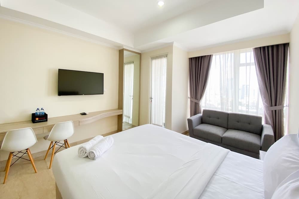 Well Furnished And Cozy Studio Menteng Park Apartment