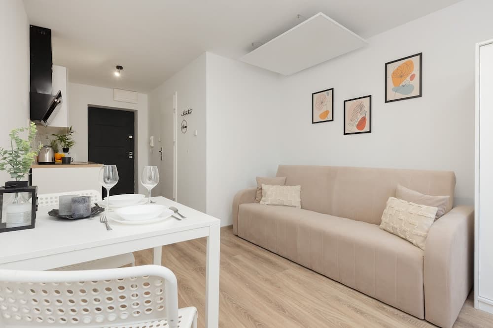 Beige Studio in City Center by Renters
