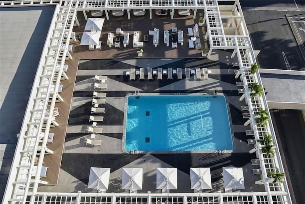 Ala Moana Condo by Zelloo