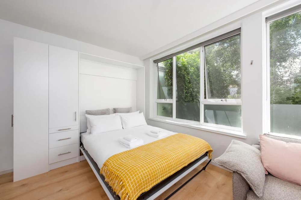 Lovely Studio With Free Parking in East Melbourne!