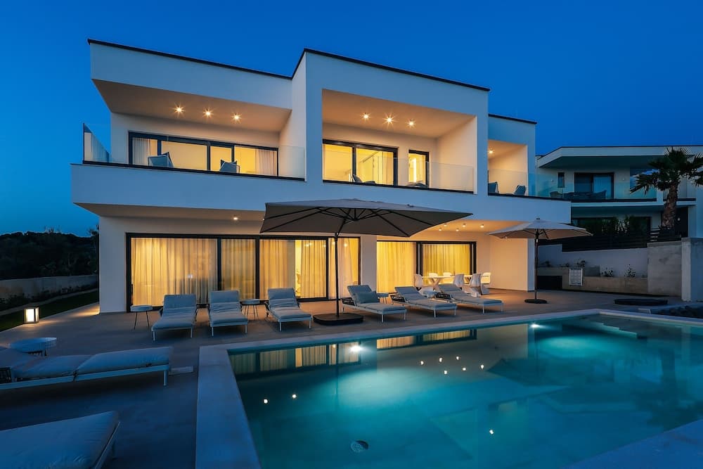 Luxury villa 360 - private heated pool