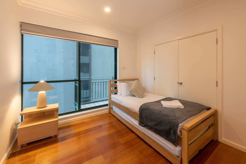 Spacious 3-bed Unit in Melbourne CBD w/ Pool & Gym