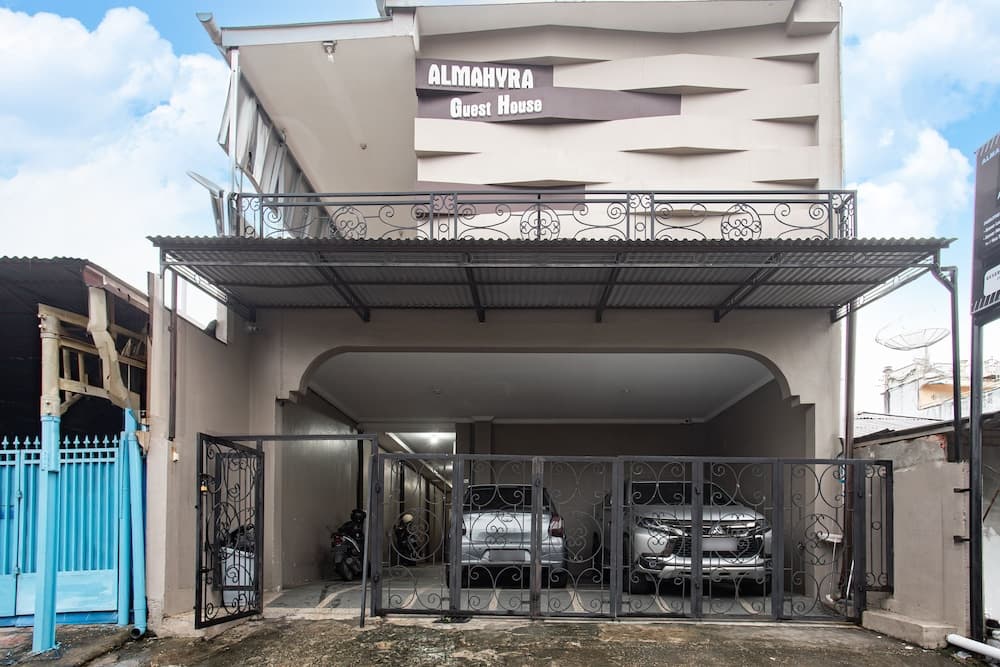 OYO 93477 Almahyra Guest House Syariah