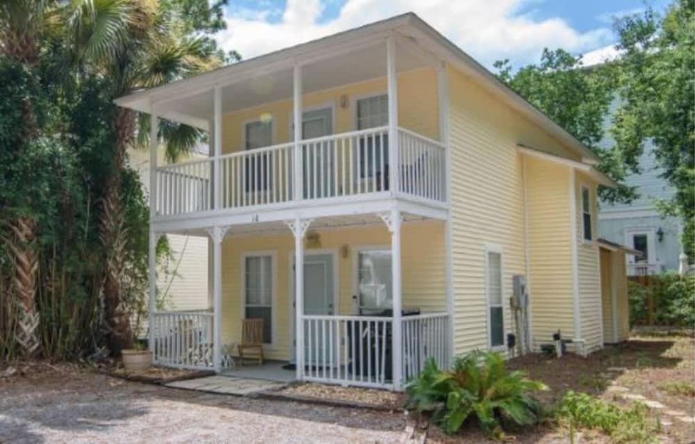 Cute Beach House Minutes from Beach