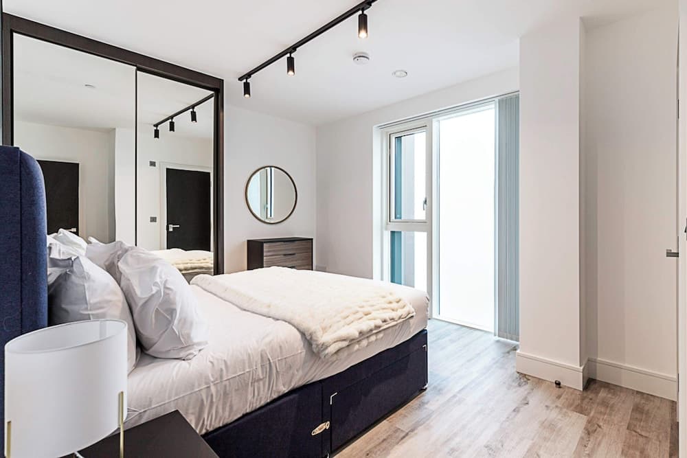 Bright North Acton Flat With City View