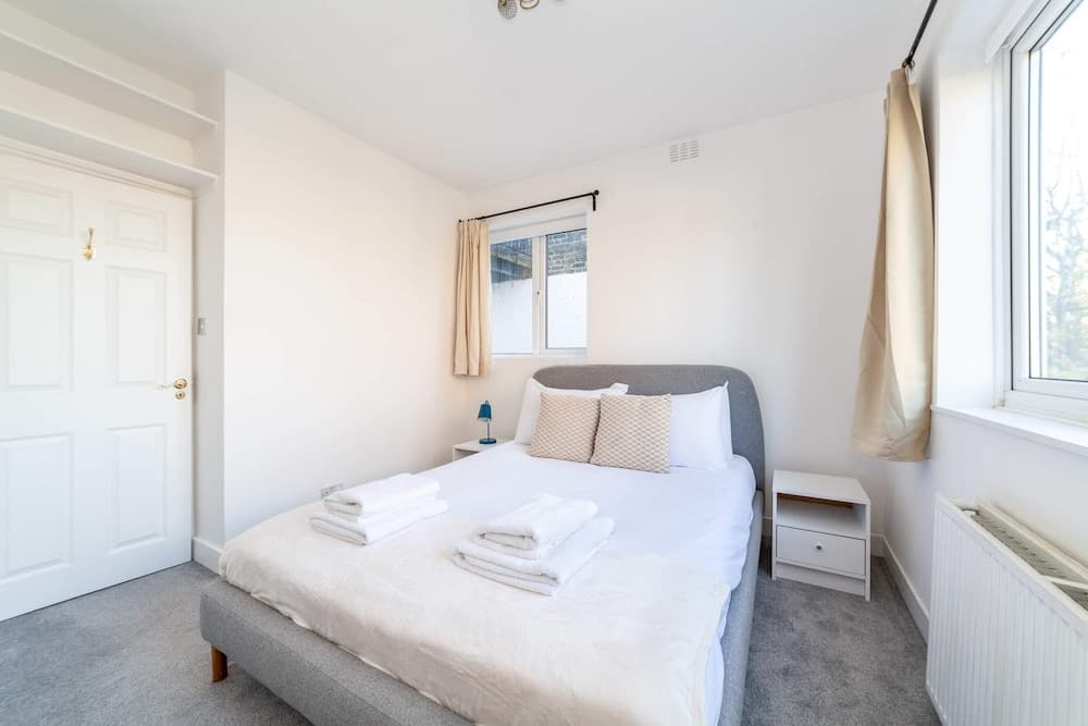Bright and Spacious Earls Court Gem