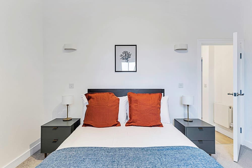 Sunny 2-bed Flat in Chiswick
