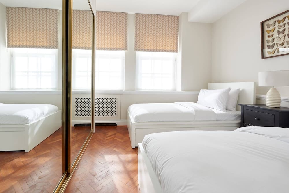 Sunny and Bright Flat, 2 Minutes From Hyde Park