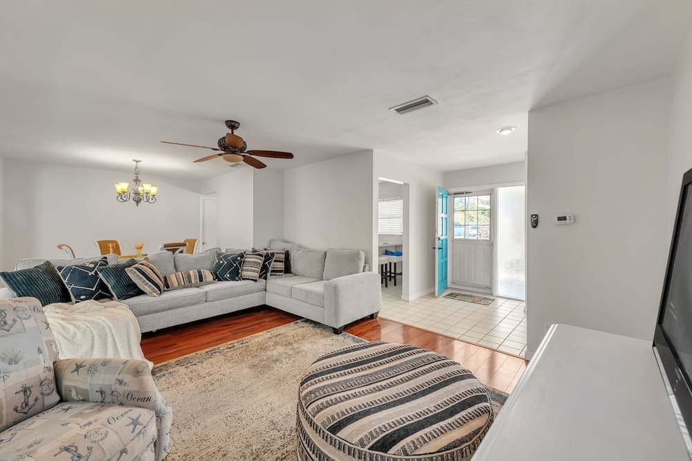 Sunny Retreat In Clearwater 2 Bedroom Home by RedAwning