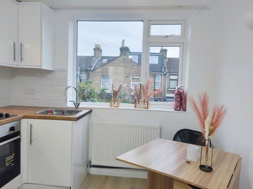 2-bed Flat Near Park in Central London