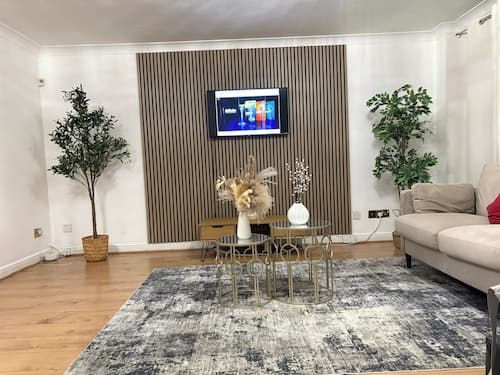 Sleeps8-kingbeds-sofabed-garden-aircon-freeparking