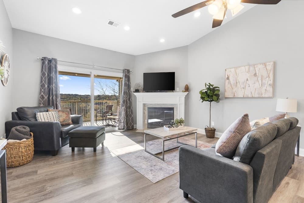 Great Escape II - Resort Style 2 BDR Condo on Golf Course w/ Pool!