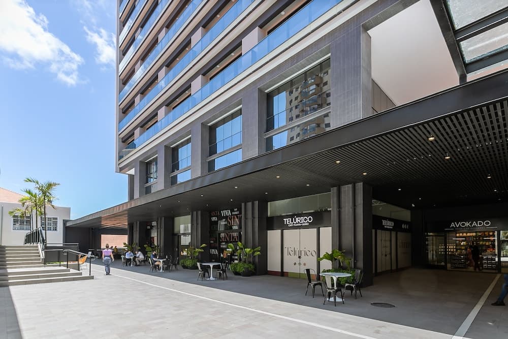 Studios Tower - Building near the postcard with swimming pool in the center of Floripa