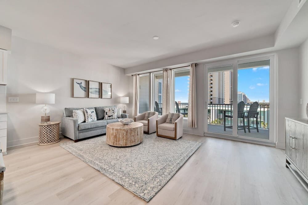 Charming 2bd/1.5ba Beachfront Condo w/ Pool View