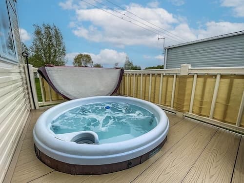 Caravansleeps8-hottub-fireplace-garden-patio