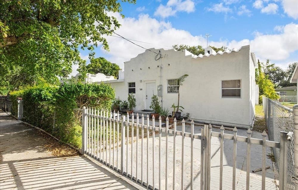 Miami Vacation Home 4 bedroom Parking.