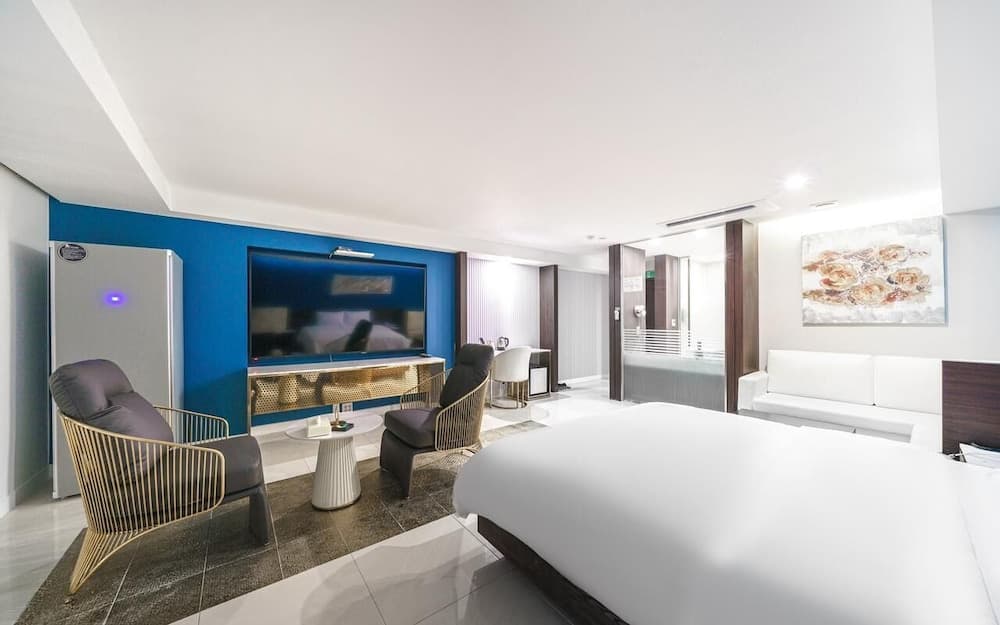 Hotel The One