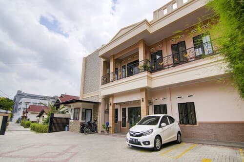 OYO 90233 The Shine Residence