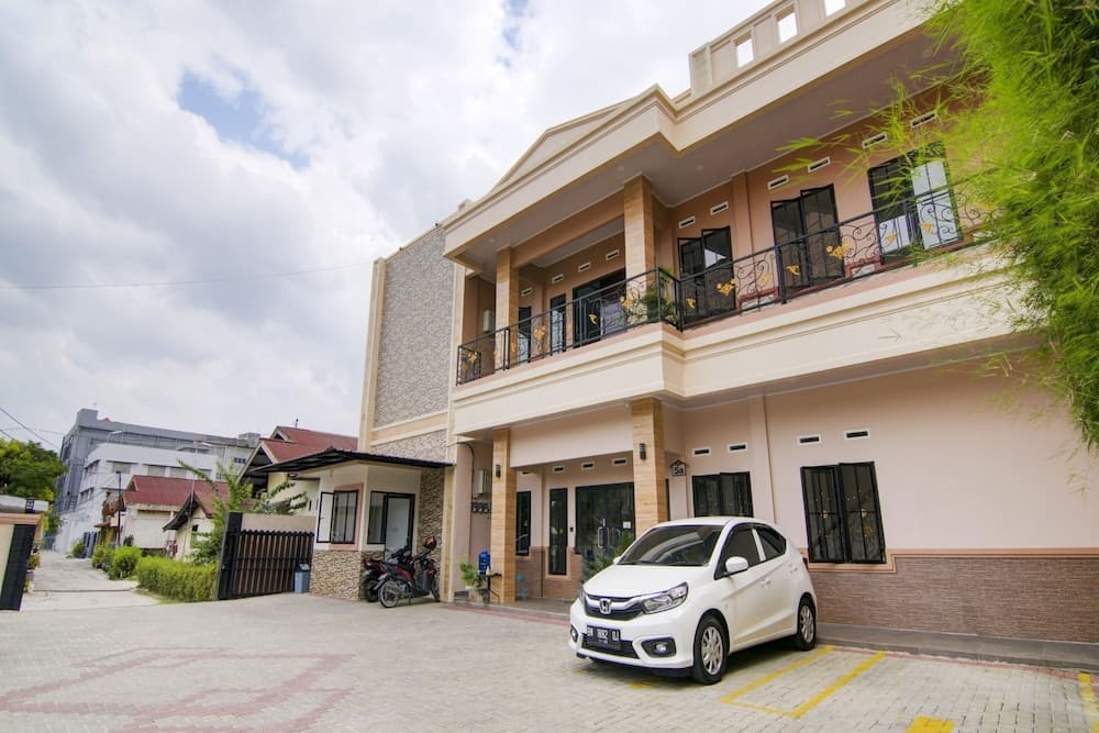 OYO 90233 The Shine Residence