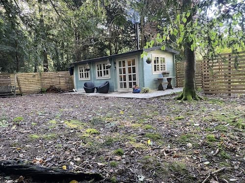 Private and Secluded Cabin in Rowfant