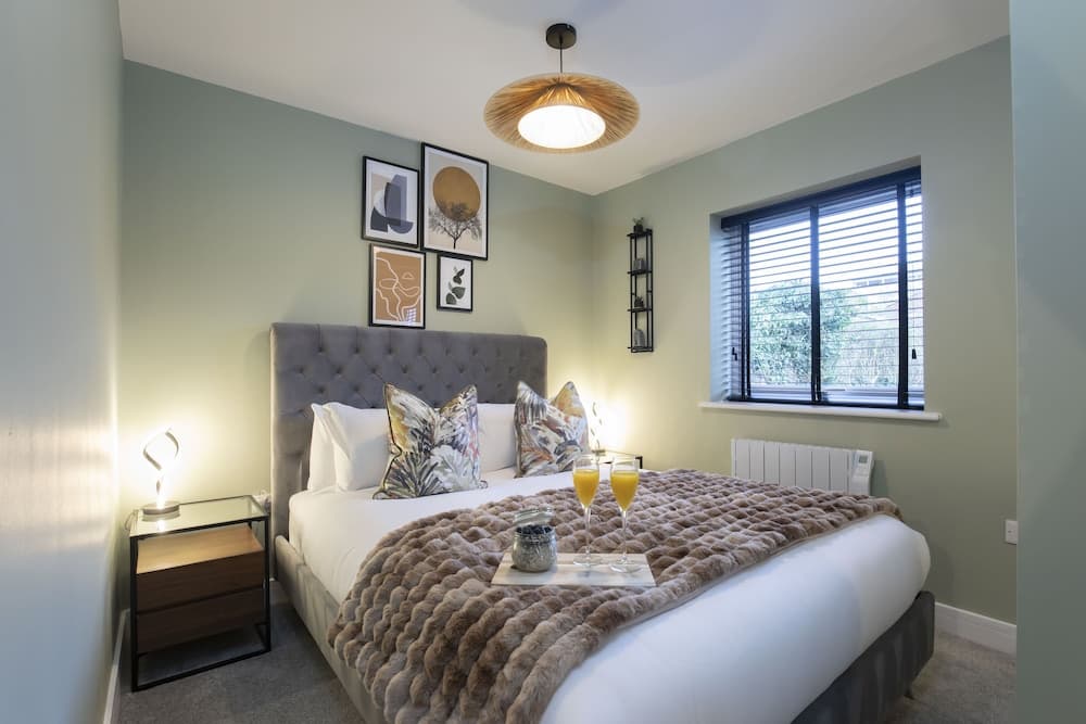 Elliot Oliver - Deluxe Two Bedroom Apartment With Parking & EV Charger