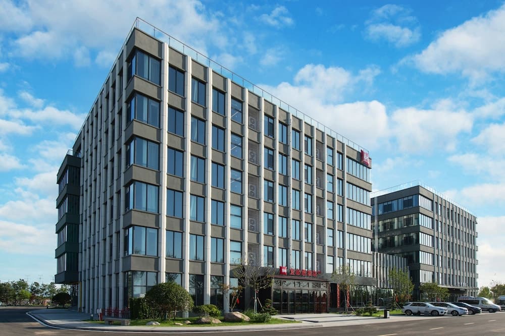 ibis Jiaodong Airport EMU Town Store