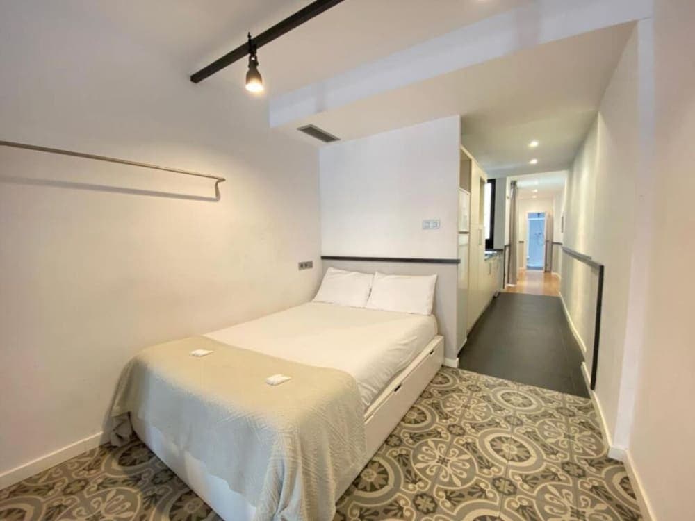 Liceu Apartments by gaiarooms