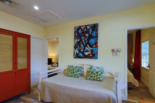 Suarez art stay Private rooms at little Haiti