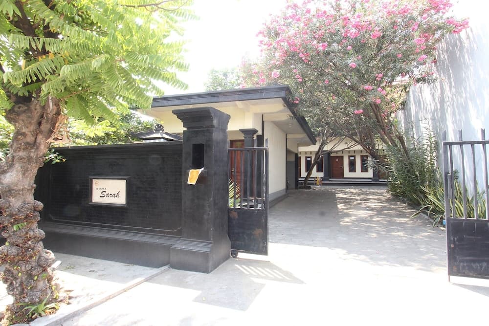 OYO Life 93155 Wisma Sarah