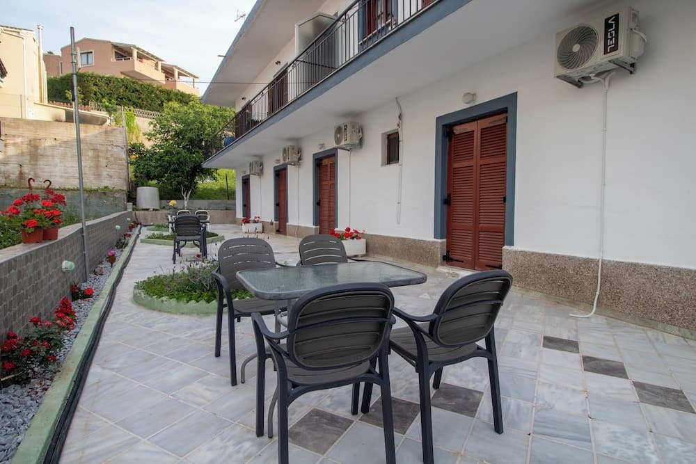 Harrys bar & apartments