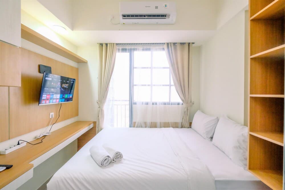 Good Choice And Strategic 2Br Without Living Room Evenciio Apartment