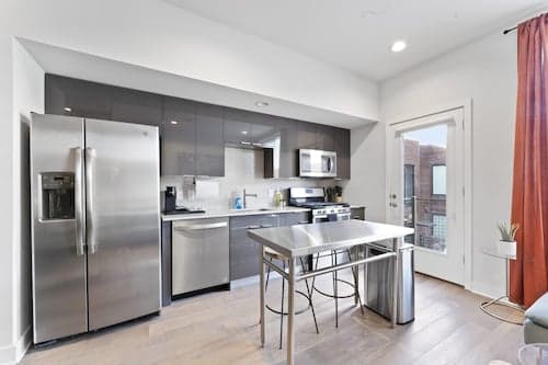 Prime East Downtown Studio w gym Washer Dryer
