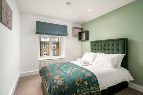 Stunning 3BD Flat, Parking, Sleeps Six, Near Park