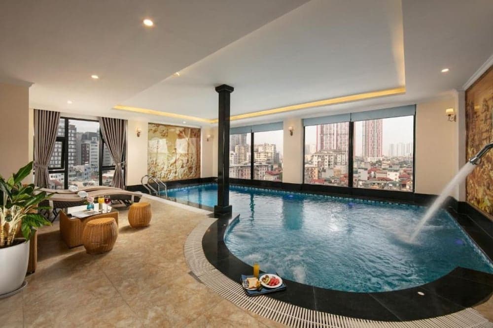 Luxe Paradise Suites Dich Vong Hau