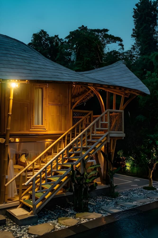 Konaklama yerinin ön cephesi - akşam/gece