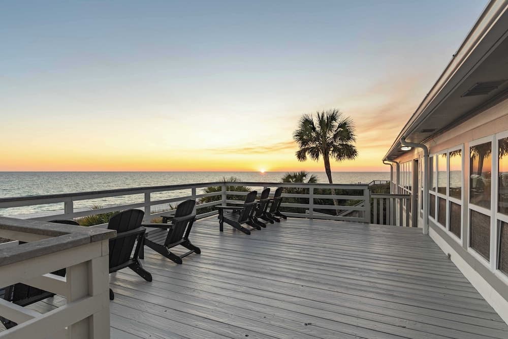 Gulf Front, Walk to Rosemary Beach, 5br, Gazebo Paradise on Park by Avantstay