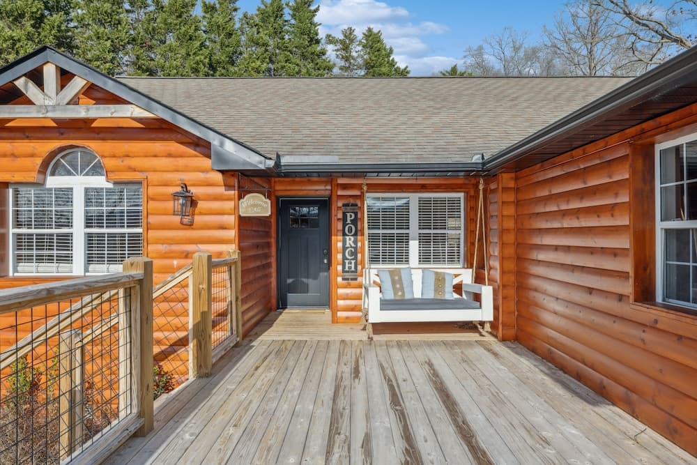 Majestic Valley View 3 Bedroom Cabin by RedAwning