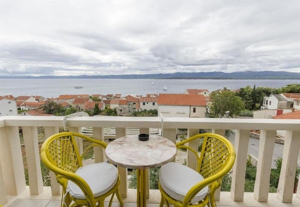 Mate 1 - 130 m From sea - R1 Zuta