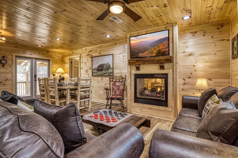 Hilltop Hideaway 3 Bedroom Cabin by RedAwning