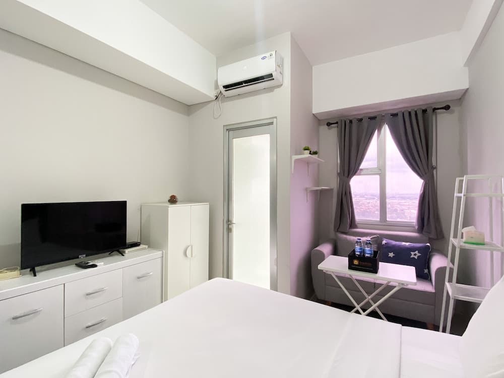 Homey And Warm Studio Transpark Juanda Bekasi Timur Apartment